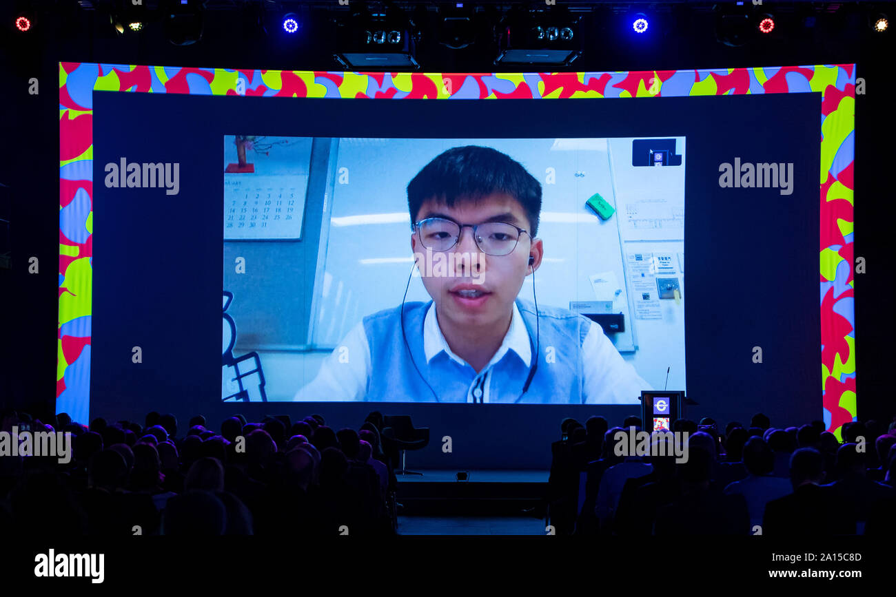 Germania. 24Sep, 2019. Joshua Wong, Hong Kong attivista e segretario generale del partito Demosisto, che critica il governo, parla al giornale congresso dell'Associazione Federale del giornale tedesco di editori (BDZV), il quale è collegato dal video. Al congresso di giornale 2019 circa 350 professionisti dei media si discuterà del futuro del digitale e il supporto stampato e il significato del cambiamento costante nel contesto del cambiamento digitale. Credito: Bernd von Jutrczenka/dpa/Alamy Live News Foto Stock