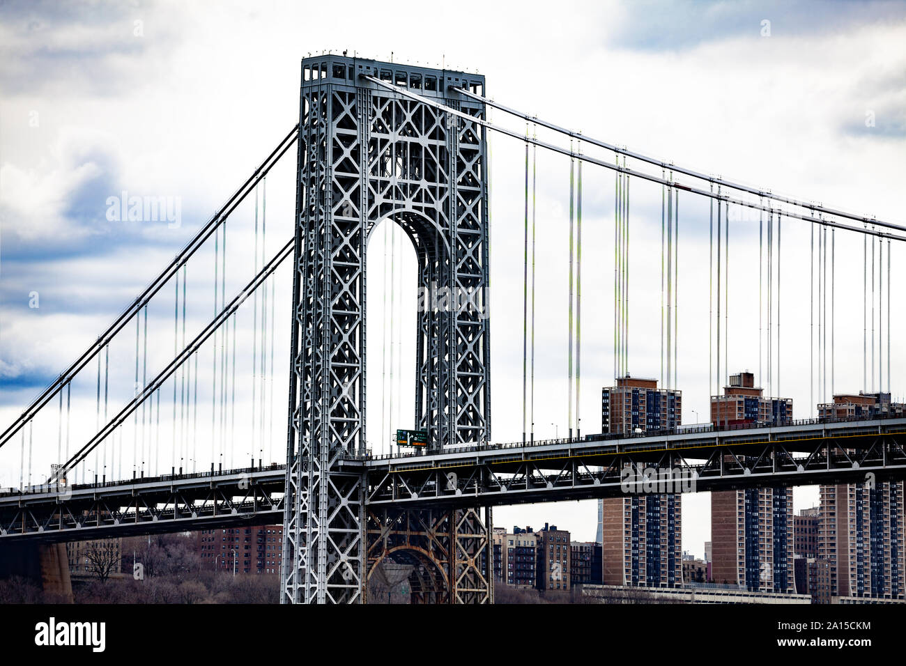 Vista ravvicinata del George Washington Bridge di New York su cielo nuvoloso Foto Stock