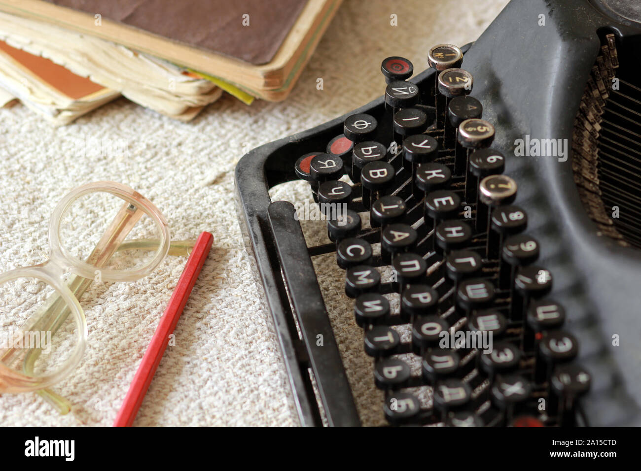 Ancora in vita con nero macchina da scrivere vintage, sfondo concettuale Foto Stock