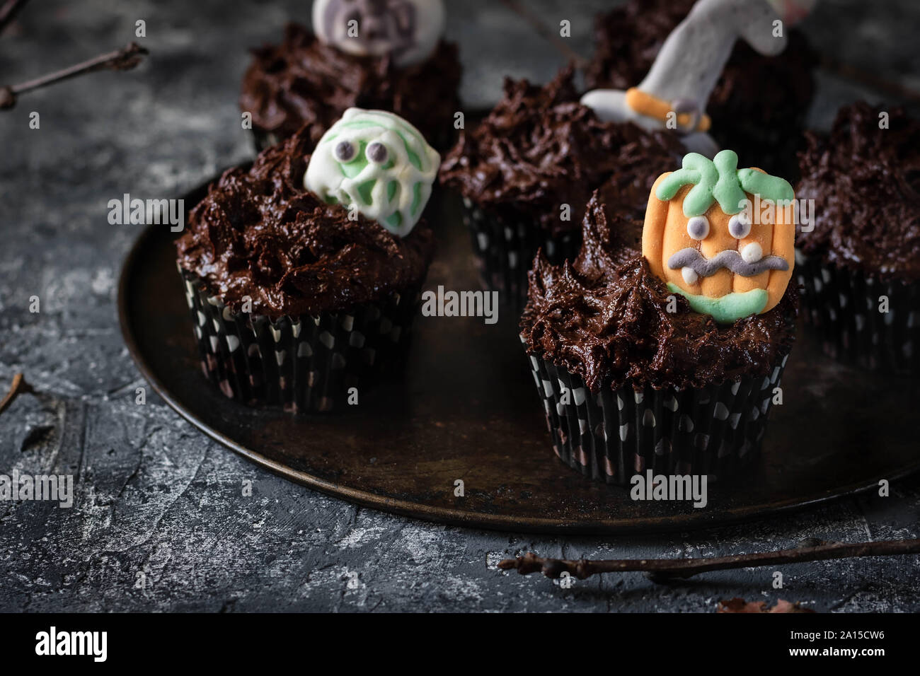 Tortini di cioccolato con crema di cioccolato decorate con Creepy Marshmallow dolci per la festa di Halloween. Cibo di Halloween. Foto Stock