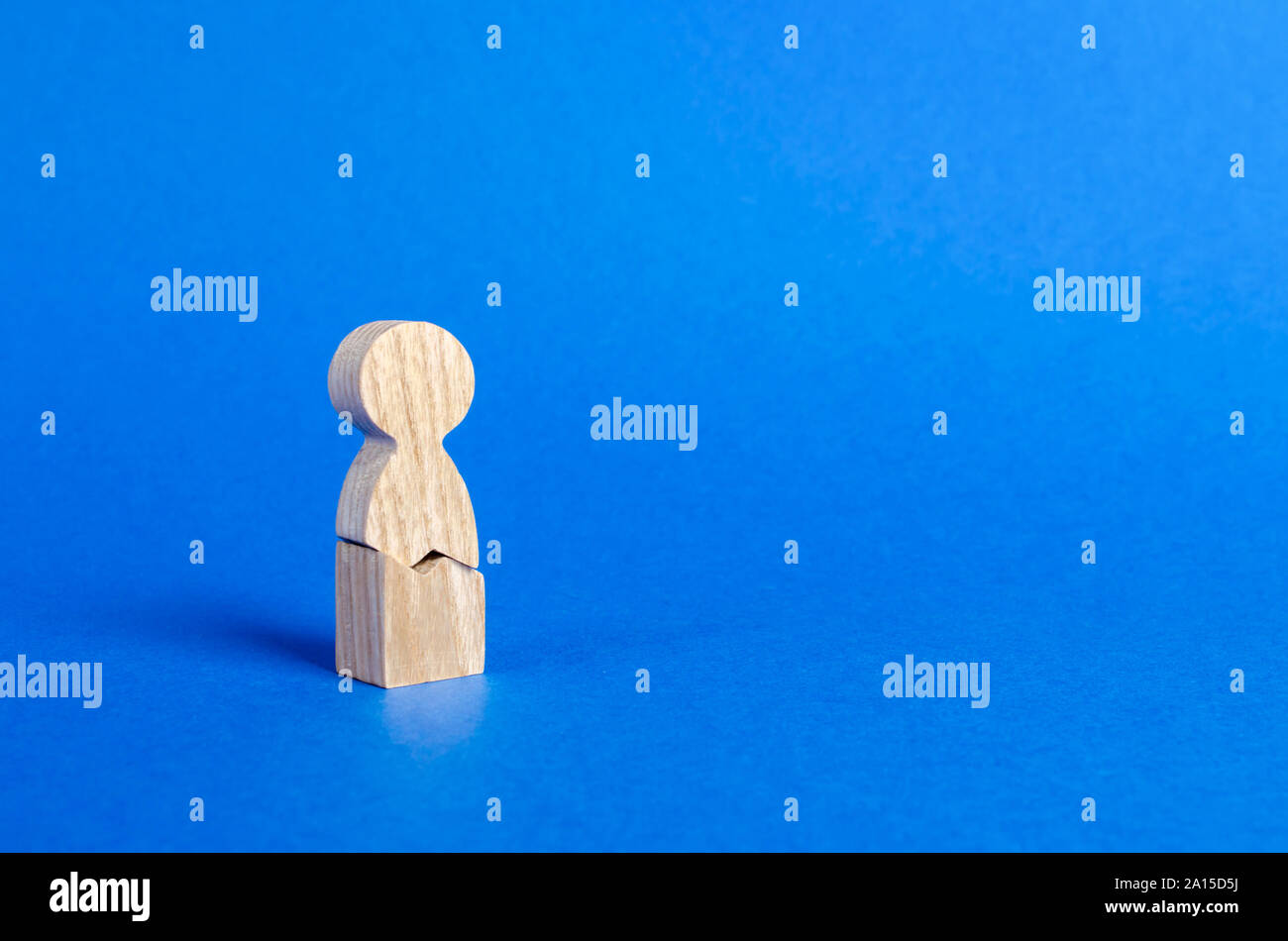 Una figura umana di un uomo con una crepa. stress psicologico e di pressione. Carico di lavoro elevato durante il lavoro. Non poteva sopportare i nostri nervi. trattamento e rehabilitati Foto Stock