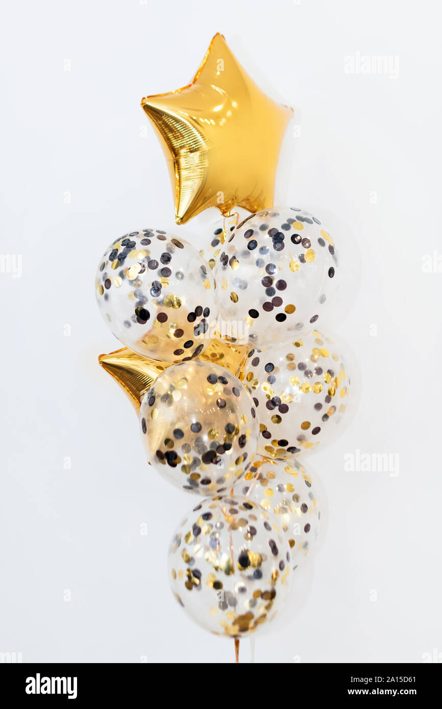 Oro metallizzato palloni di elio di forme diverse su sfondo bianco. Vacanze  e festa di compleanno concetto di decorazione Foto stock - Alamy