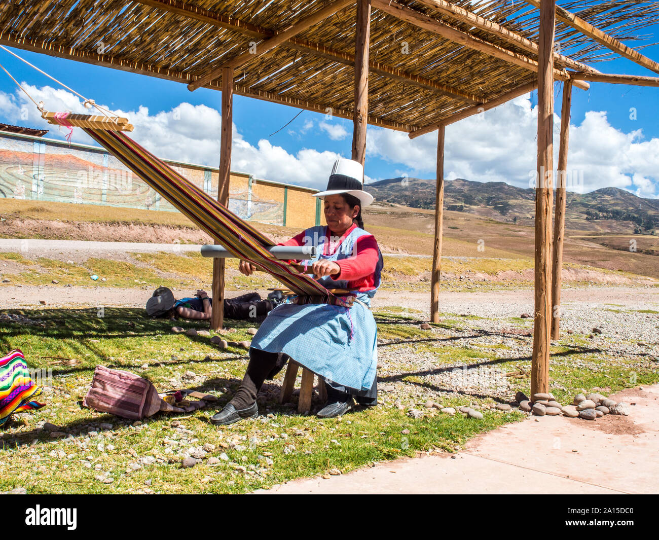 Moray, Perù - 20 Maggio 2016: Quechua donna tesse colorato materiel su telai. America del Sud Foto Stock