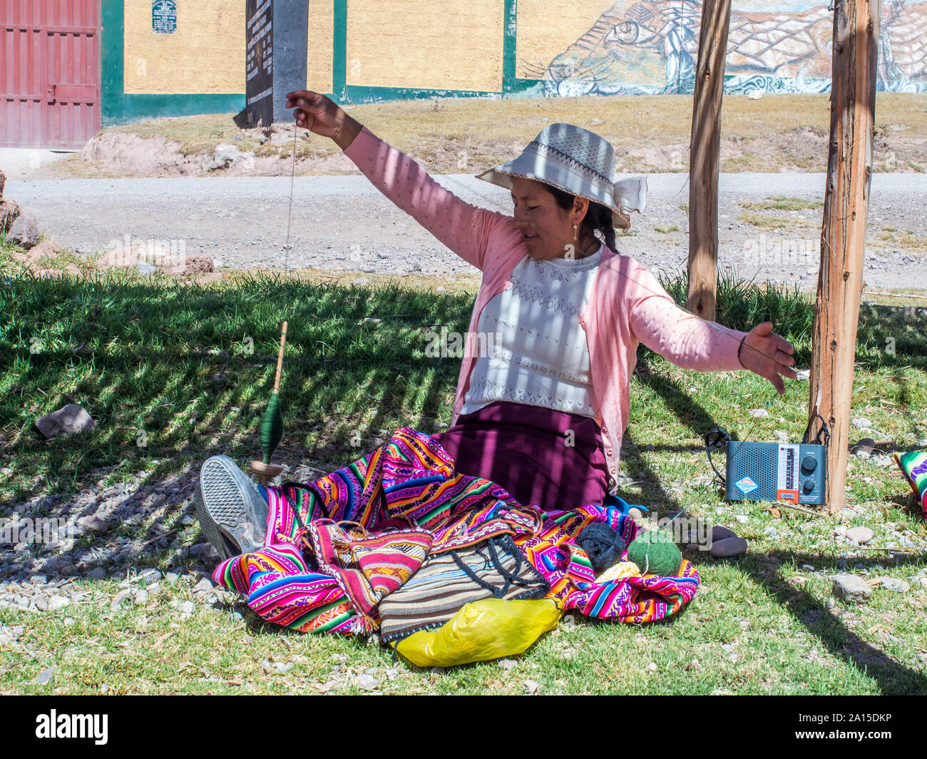Moray, Perù - 20 Maggio 2016: Quechua donna tesse colorato materiel su telai. America del Sud Foto Stock