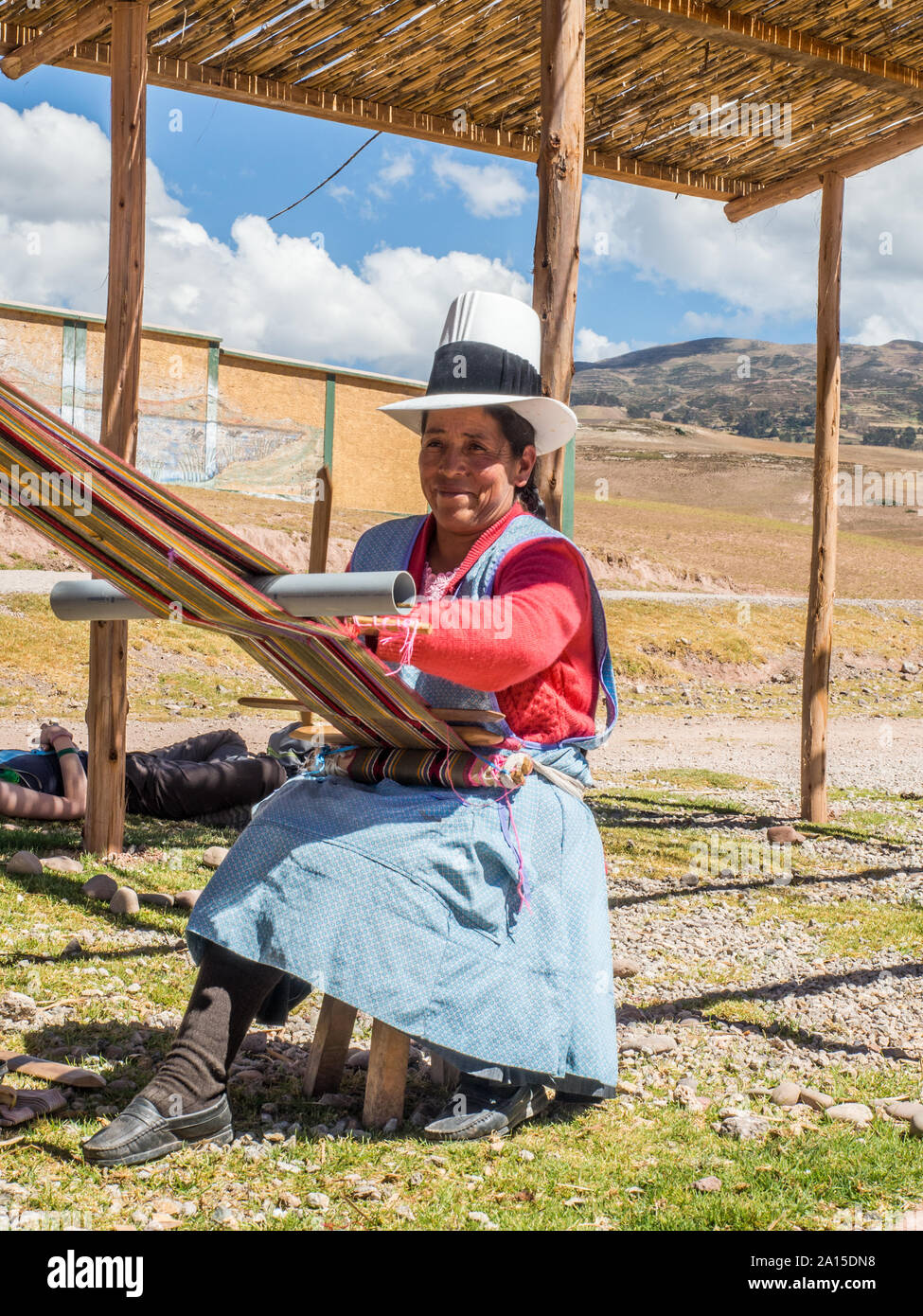 Moray, Perù - 20 Maggio 2016: Quechua donna tesse colorato materiel su telai. America del Sud Foto Stock