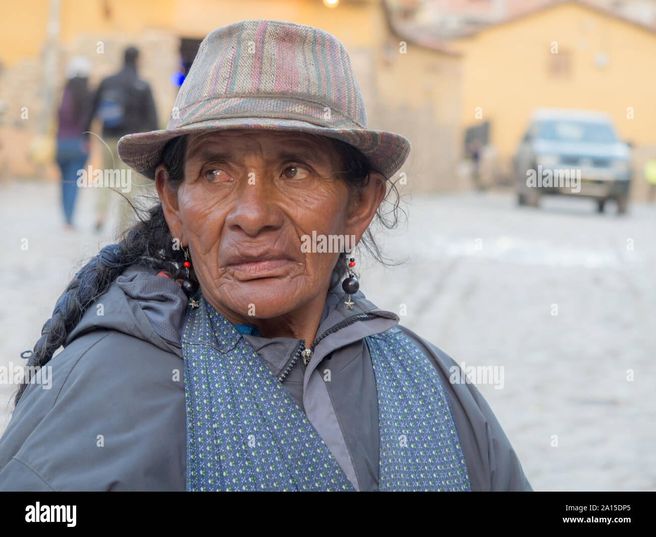 Ollantaytambo, Perù - 20 Maggio 2016: Kechua donna vendere coca sul mercato. America del Sud Foto Stock