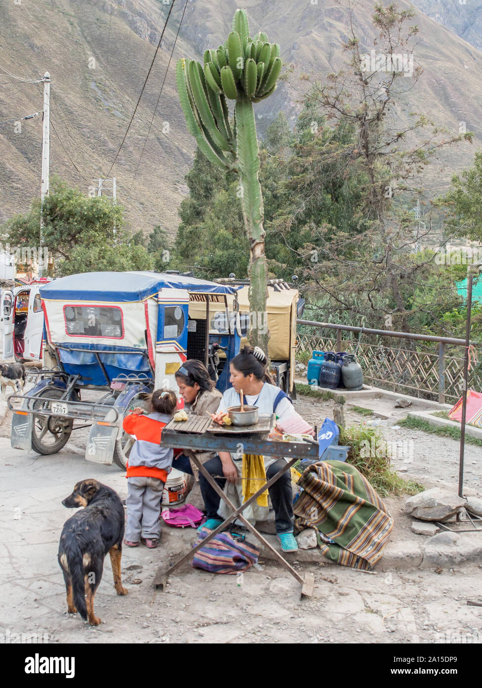 Ollantaytambo, Perù - 20 Maggio 2016: Kechua donna vendita alimentari sulla strada. America del Sud Foto Stock