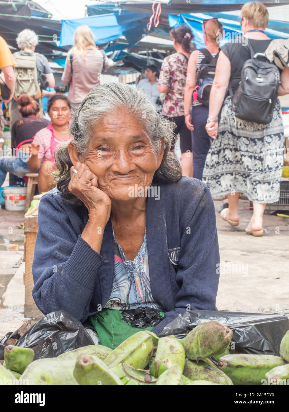 Iquitos, Perù- Mar 27, 2018: Ritratto di donna peruviana la vendita delle banane sul mercato Belen, giungla amazzonica. Sud America. Amazonia. Foto Stock