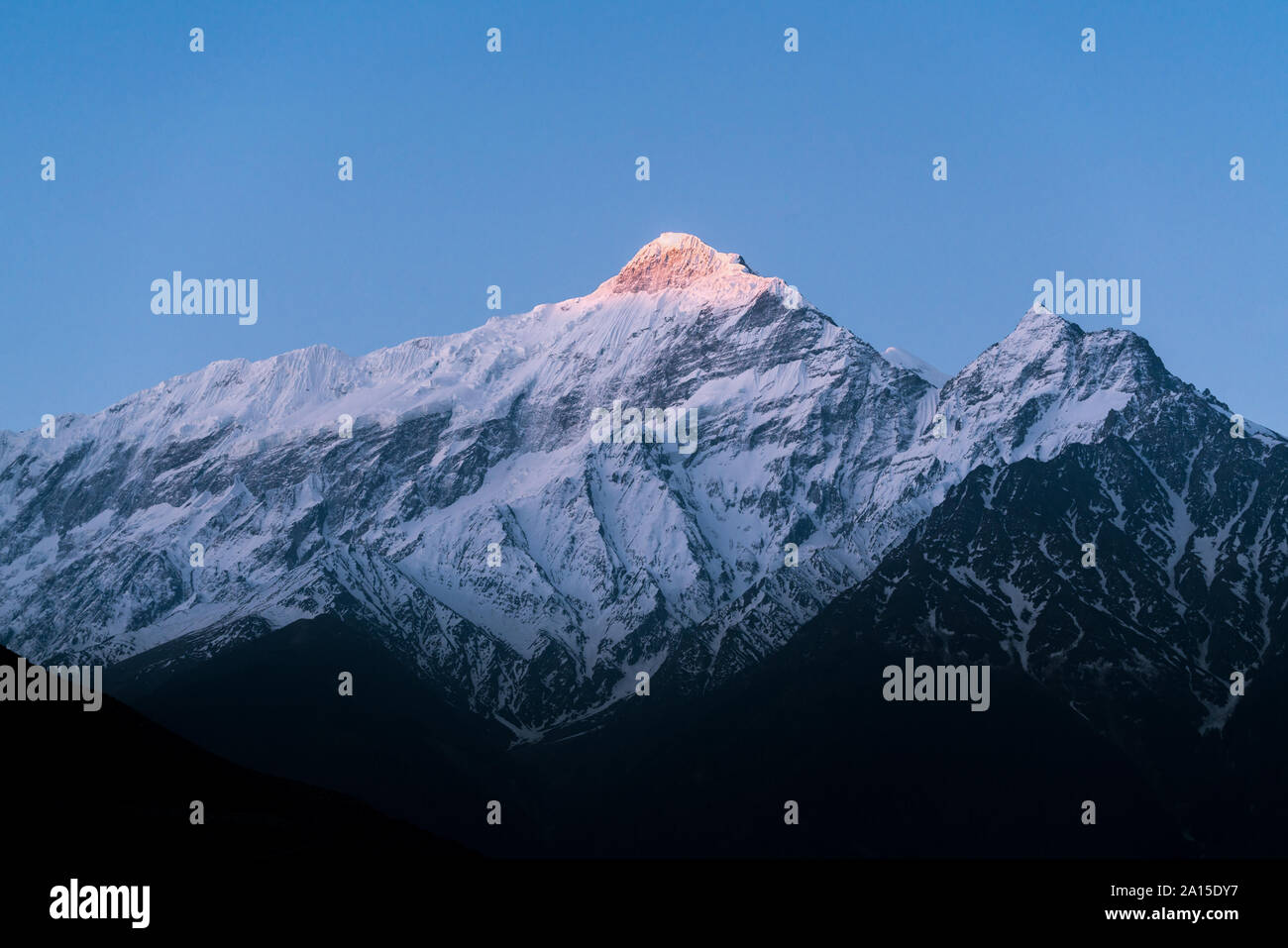 Montare Nilgiri presso sunrise, Mustang inferiore, Nepal Foto Stock
