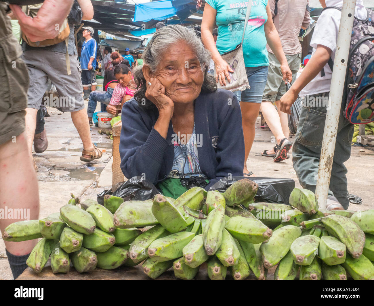 Iquitos, Perù- Mar 27, 2018: Ritratto di donna peruviana la vendita delle banane sul mercato Belen, giungla amazzonica. Sud America. Amazonia. Foto Stock