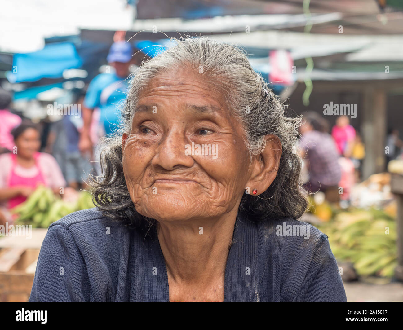 Iquitos, Perù- Mar 27, 2018: Ritratto di donna peruviana la vendita delle banane sul mercato Belen, giungla amazzonica. Sud America. Amazonia. Foto Stock