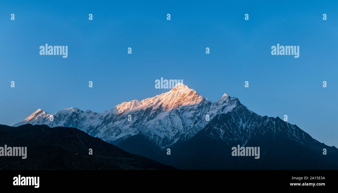 Montare Nilgiri presso sunrise, Mustang inferiore, Nepal Foto Stock