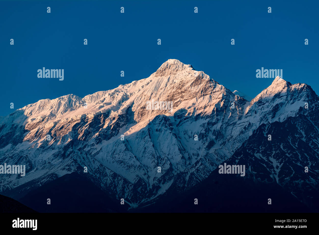 Montare Nilgiri presso sunrise, Mustang inferiore, Nepal Foto Stock