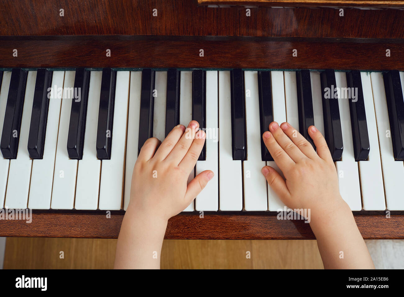 Mani sui tasti del pianoforte immagini e fotografie stock ad alta  risoluzione - Alamy