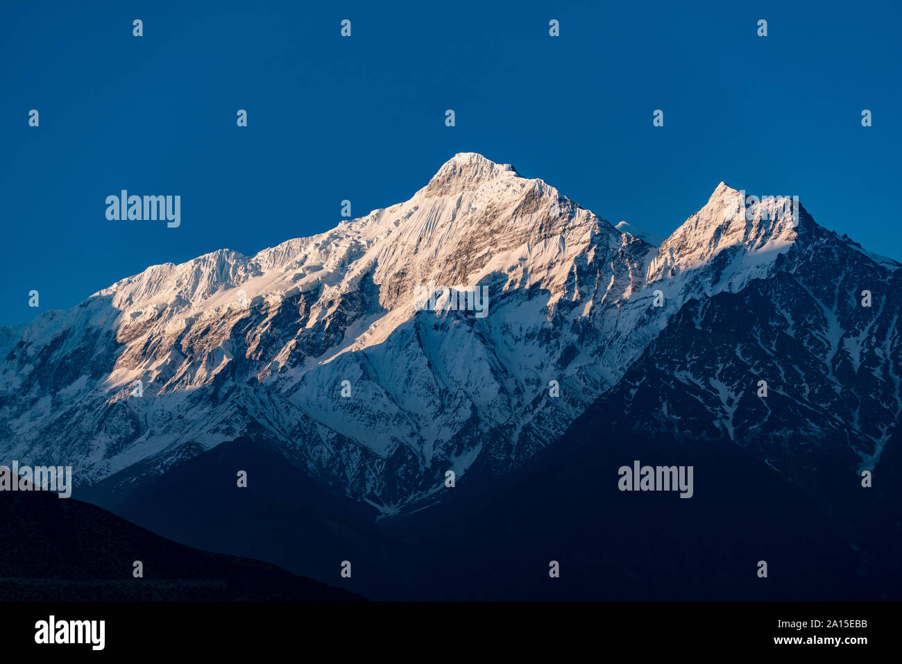 Montare Nilgiri presso sunrise, Mustang inferiore, Nepal Foto Stock