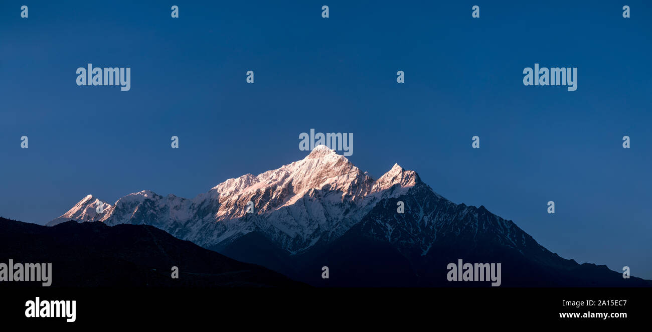 Montare Nilgiri presso sunrise, Mustang inferiore, Nepal Foto Stock