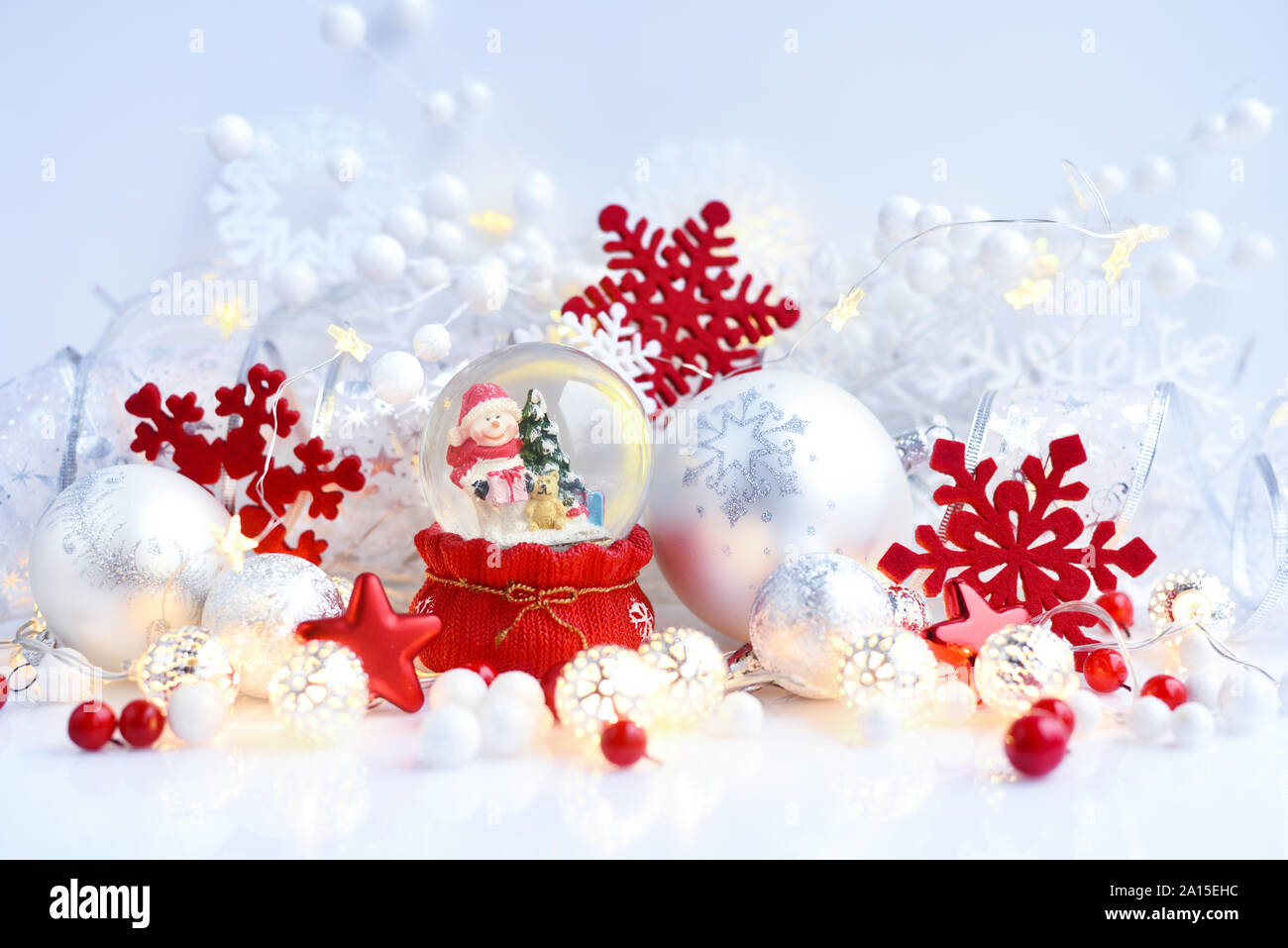 Un mondo di neve con pupazzo di neve con decorazioni di Natale e le luci di Natale. Festa di Natale sfondo. Foto Stock