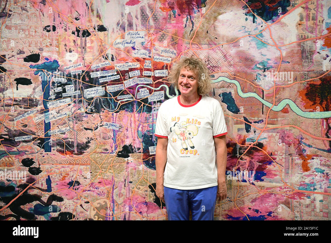 Grayson Perry lancia la sua nuova mostra Super ricca decorazione interna, in piedi davanti al suo lavoro intitolato grandi e costose pittura astratta 2019, presso il Victoria Miro Gallery di Londra. Picture Data: martedì 24 settembre, 2019. Foto di credito dovrebbe leggere: Ian West/PA FILO Foto Stock