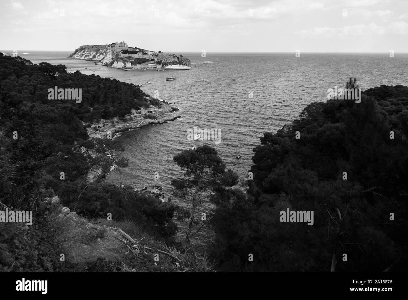 Vista su San Nicola isola. Tremiti. La puglia, Italia Canon EOS 5D Mark II EF-L 24-105mm Foto Stock