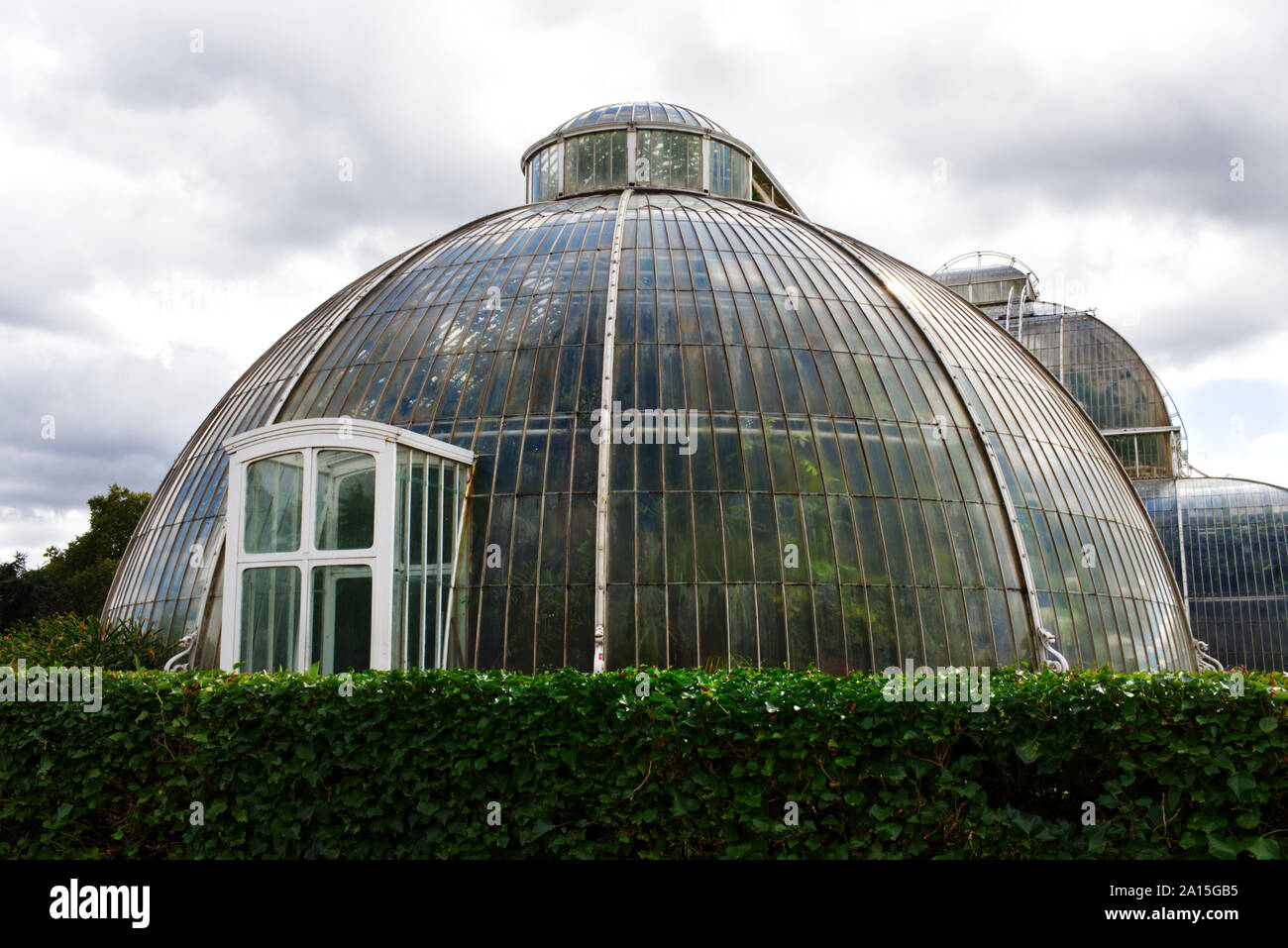 Esterno della casa delle palme, una serra vittoriana presso i Giardini di Kew, Richmond, London, England, Regno Unito Foto Stock