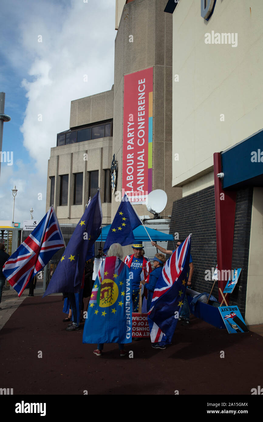 Brighton, Regno Unito. Il 23 settembre 2019. I membri del Stop campagna Brexit visto all'ingresso del partito laburista conferenza annuale in Brighton. Credito: Joe Kuis / Alamy News Foto Stock