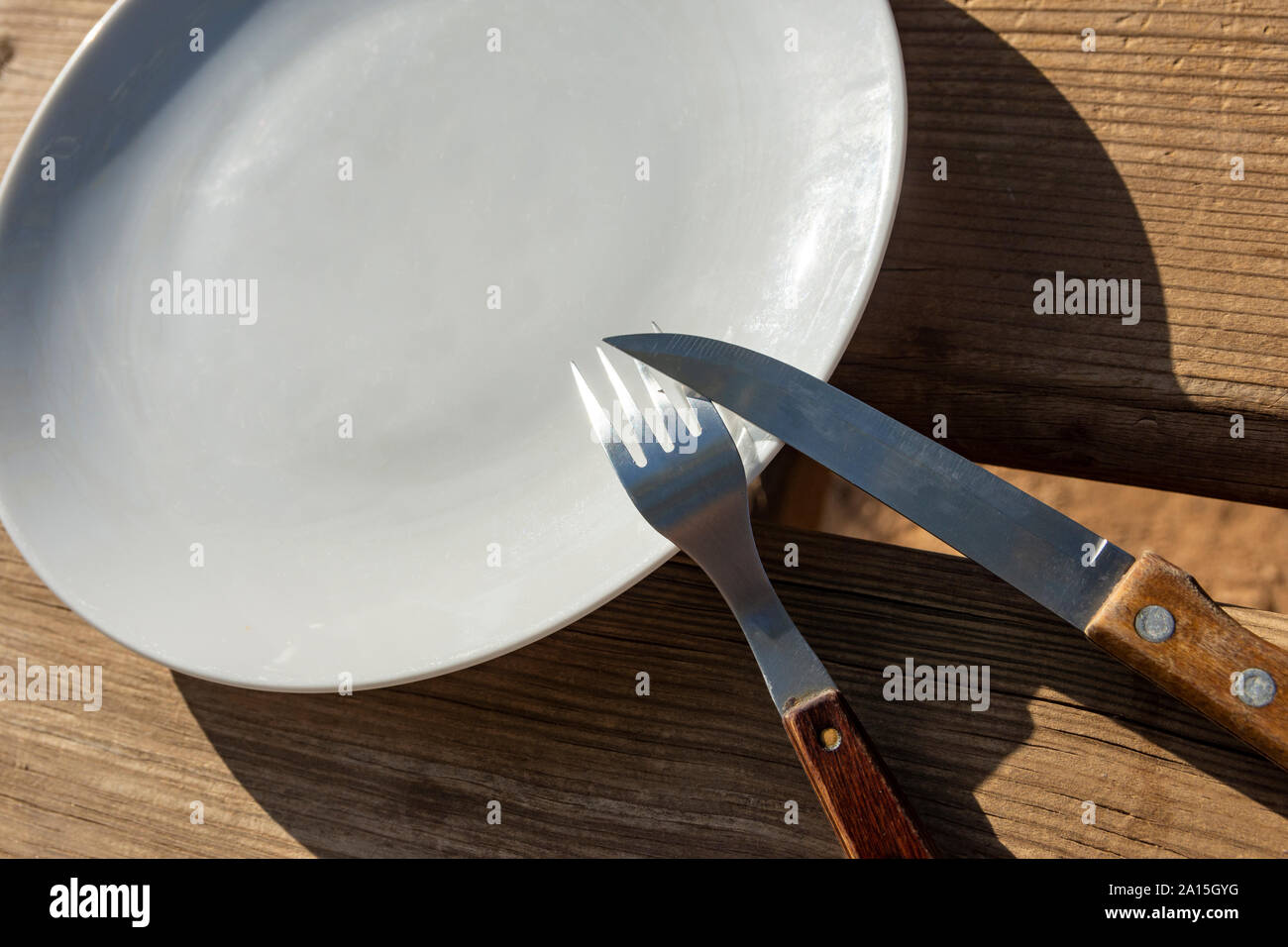 Piastra vuota con coltello e forchetta - cibo al di fuori del progetto di casa Foto Stock