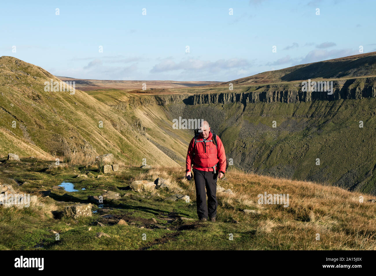 Walker con tazza alta Nick in background, North Pennines, Cumbria, Regno Unito Foto Stock
