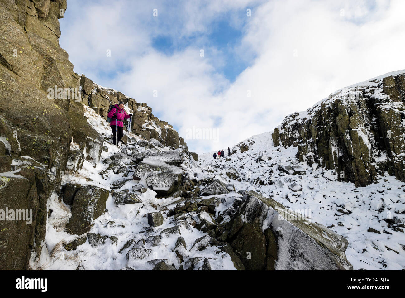 Walker fanno il loro cammino verso il basso alto Cup Nick in inverno, Cumbria, Regno Unito Foto Stock
