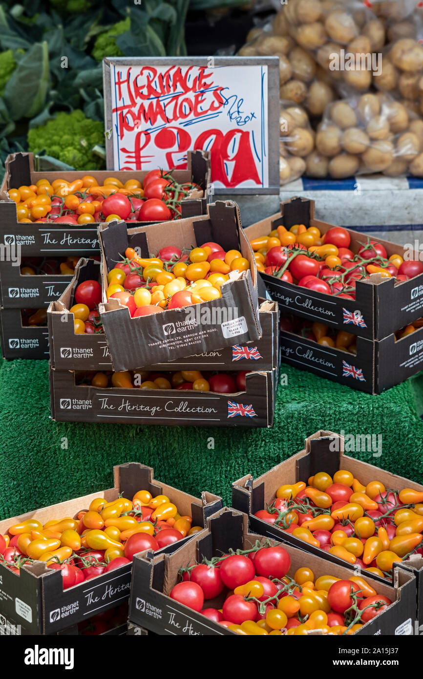 CHELMSFORD, ESSEX, Regno Unito - 14 SETTEMBRE 2018: Pomodori del patrimonio per la vendita al mercato Foto Stock
