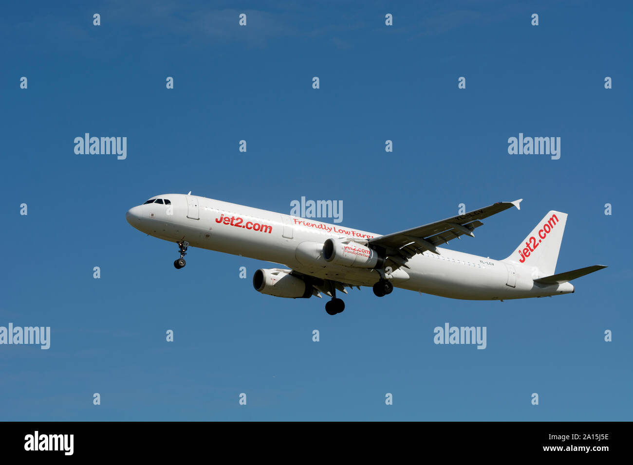 Jet2 Airbus A321-231 atterraggio all'Aeroporto di Birmingham, UK (yl-VU) Foto Stock