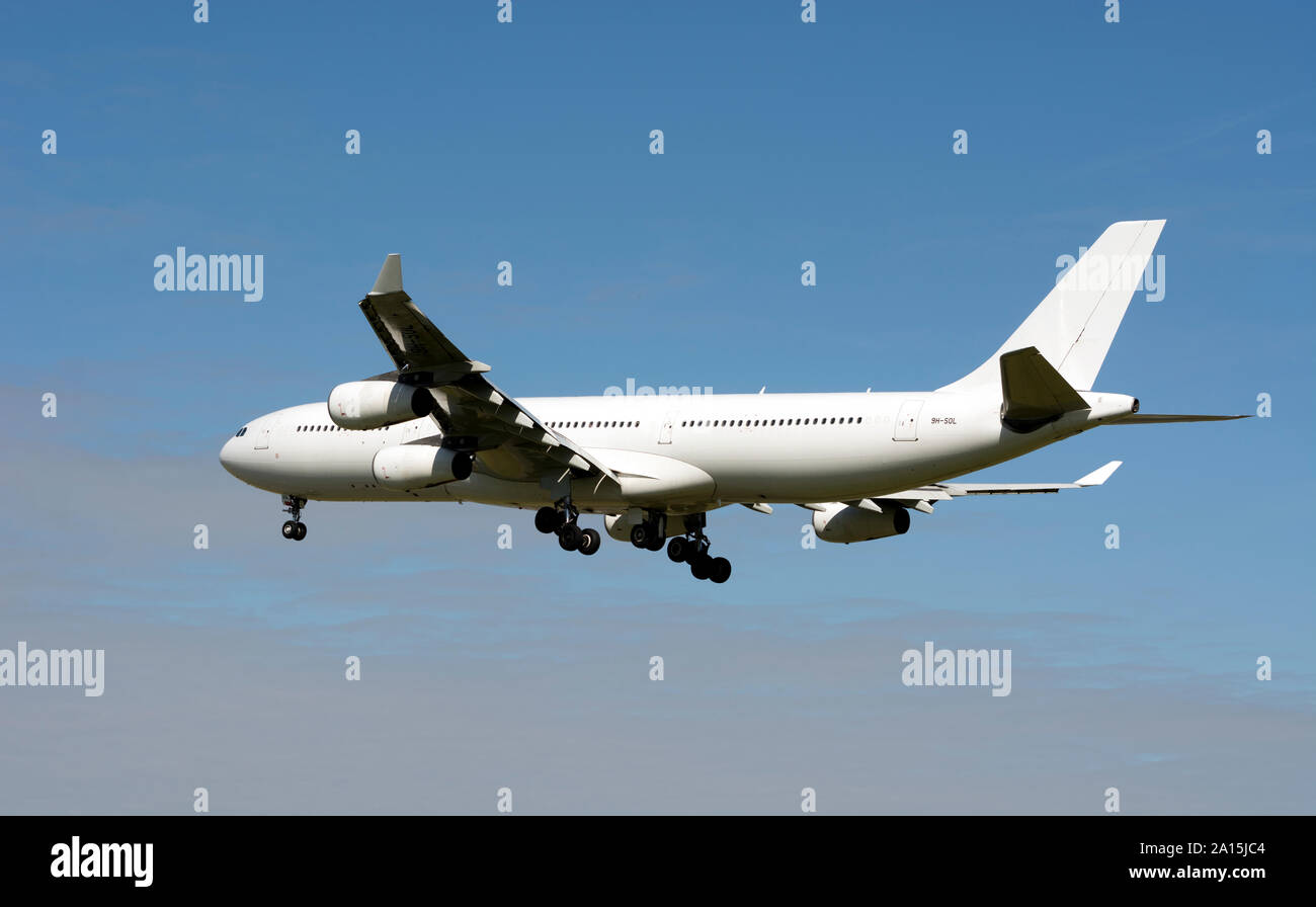 HiFly Malta Airbus A340-313 atterraggio all'Aeroporto di Birmingham, UK (9H-SOL) Foto Stock