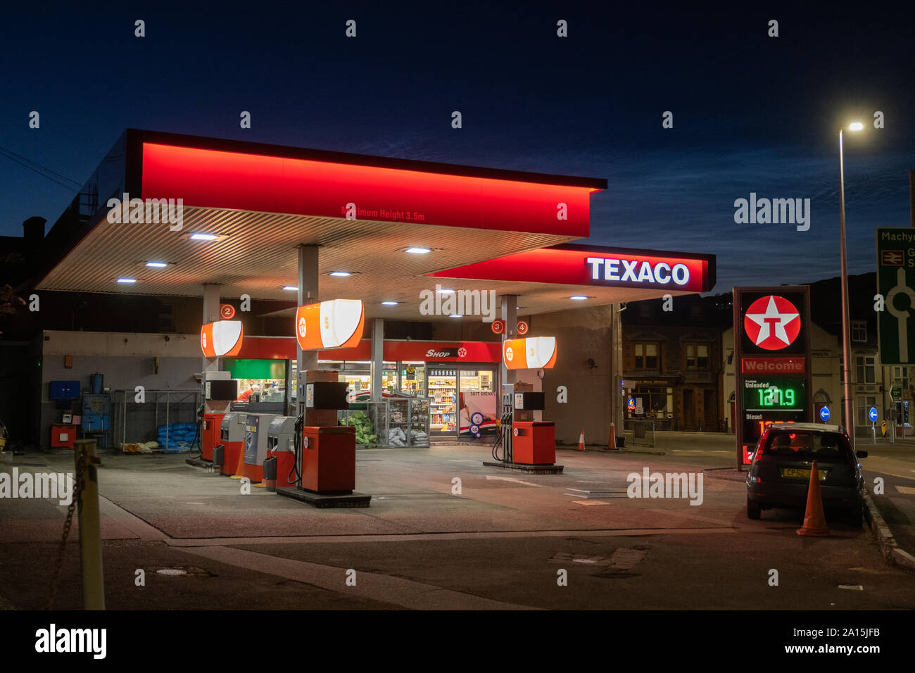 Un Texaco garage stazione di benzina gas station di notte, REGNO UNITO Foto Stock