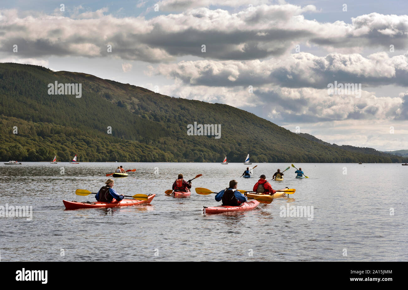 In canoa sul Coniston Water, Cumbria Foto Stock