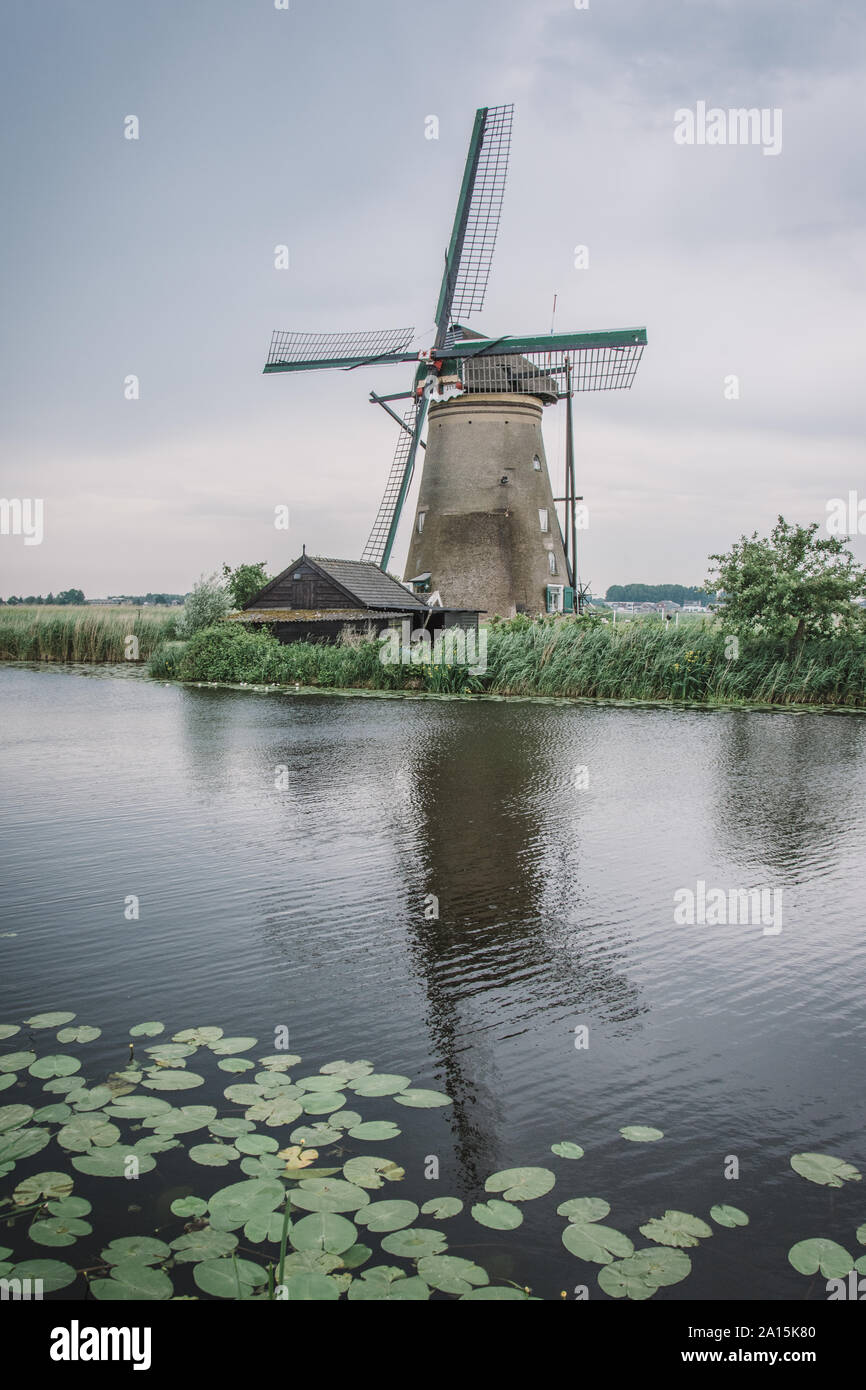 Mulino a Kinderdijk in una giornata nuvolosa, Paesi Bassi Foto Stock