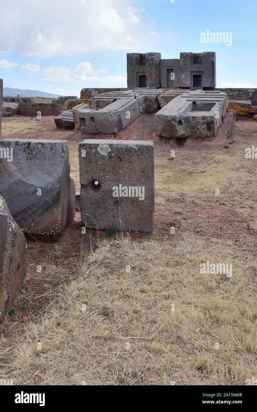 Rovine di Pumapunku o Puma Punku parte di un grande complesso tempio monumento o gruppo che è parte di Tiwanaku sito nelle vicinanze di Tiwanaku, Bolivia Foto Stock Rovine di Pumapunku o Puma Punku parte di un grande complesso tempio monumento o gruppo che è parte di Tiwanaku sito nelle vicinanze di Tiwanaku, Bolivia Foto Stock