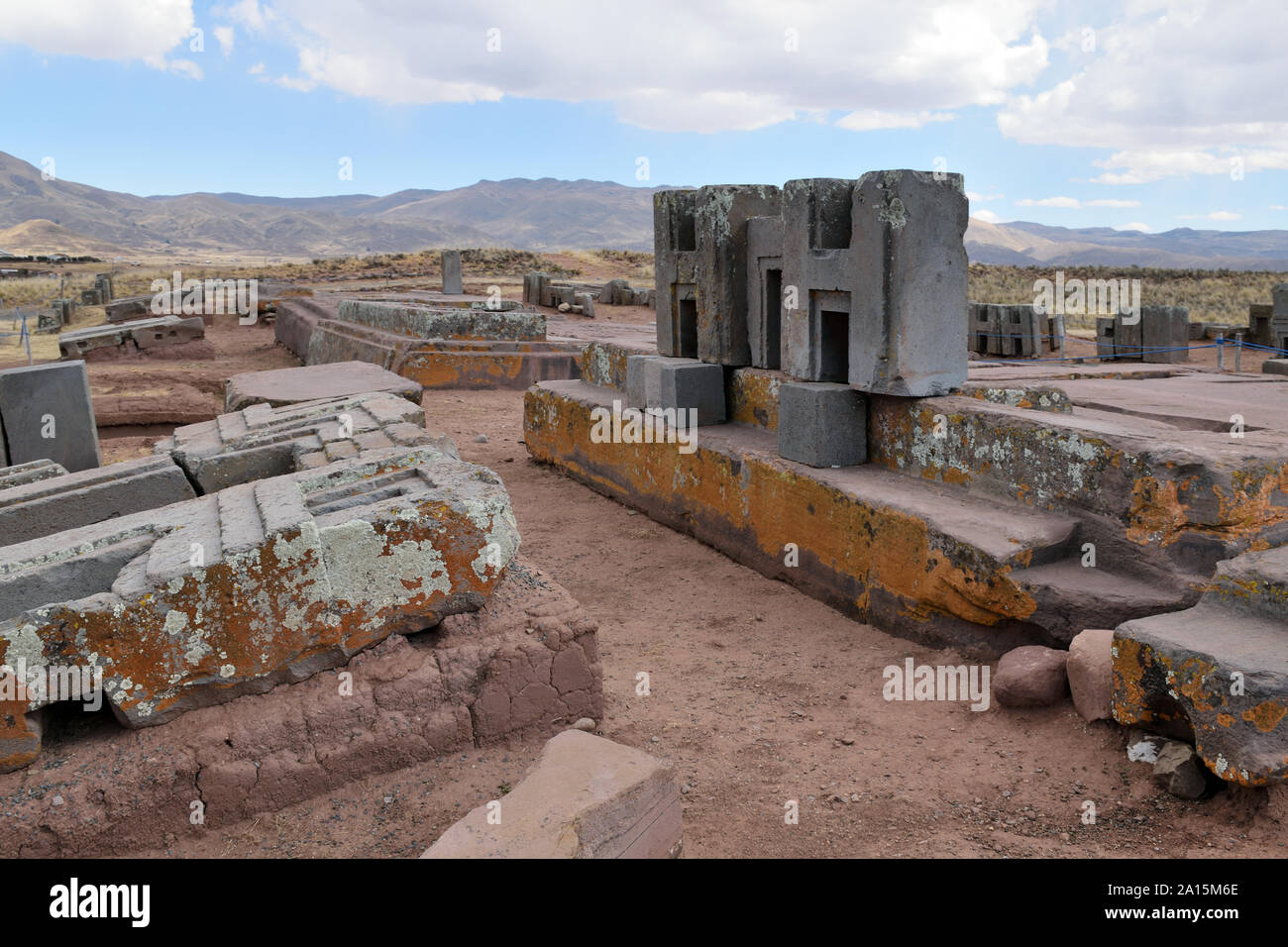 Rovine di Pumapunku o Puma Punku parte di un grande complesso tempio monumento o gruppo che è parte di Tiwanaku sito nelle vicinanze di Tiwanaku, Bolivia Foto Stock Rovine di Pumapunku o Puma Punku parte di un grande complesso tempio monumento o gruppo che è parte di Tiwanaku sito nelle vicinanze di Tiwanaku, Bolivia Foto Stock