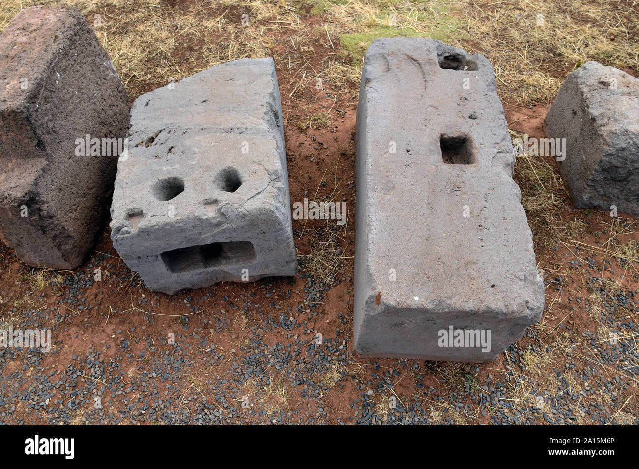 Rovine di Pumapunku o Puma Punku parte di un grande complesso tempio monumento o gruppo che è parte di Tiwanaku sito nelle vicinanze di Tiwanaku Bolivia Foto Stock Rovine di Pumapunku o Puma Punku parte di un grande complesso tempio monumento o gruppo che è parte di Tiwanaku sito nelle vicinanze di Tiwanaku Bolivia Foto Stock