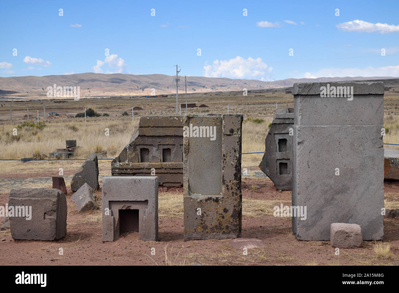 Rovine di Pumapunku o Puma Punku parte di un grande complesso tempio monumento o gruppo che è parte di Tiwanaku sito nelle vicinanze di Tiwanaku, Bolivia Foto Stock Rovine di Pumapunku o Puma Punku parte di un grande complesso tempio monumento o gruppo che è parte di Tiwanaku sito nelle vicinanze di Tiwanaku, Bolivia Foto Stock
