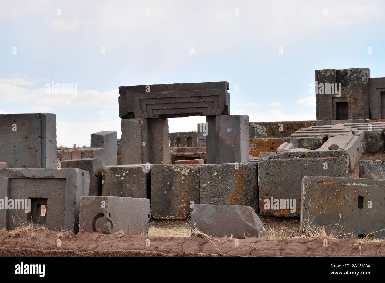 Rovine di Pumapunku o Puma Punku parte di un grande complesso tempio monumento o gruppo che è parte di Tiwanaku sito nelle vicinanze di Tiwanaku Bolivia Foto Stock Rovine di Pumapunku o Puma Punku parte di un grande complesso tempio monumento o gruppo che è parte di Tiwanaku sito nelle vicinanze di Tiwanaku Bolivia Foto Stock