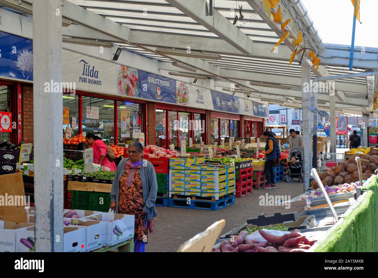 Una frutta e verdura aria aperta sul mercato South Street, Southall West London Inghilterra England Regno Unito Foto Stock