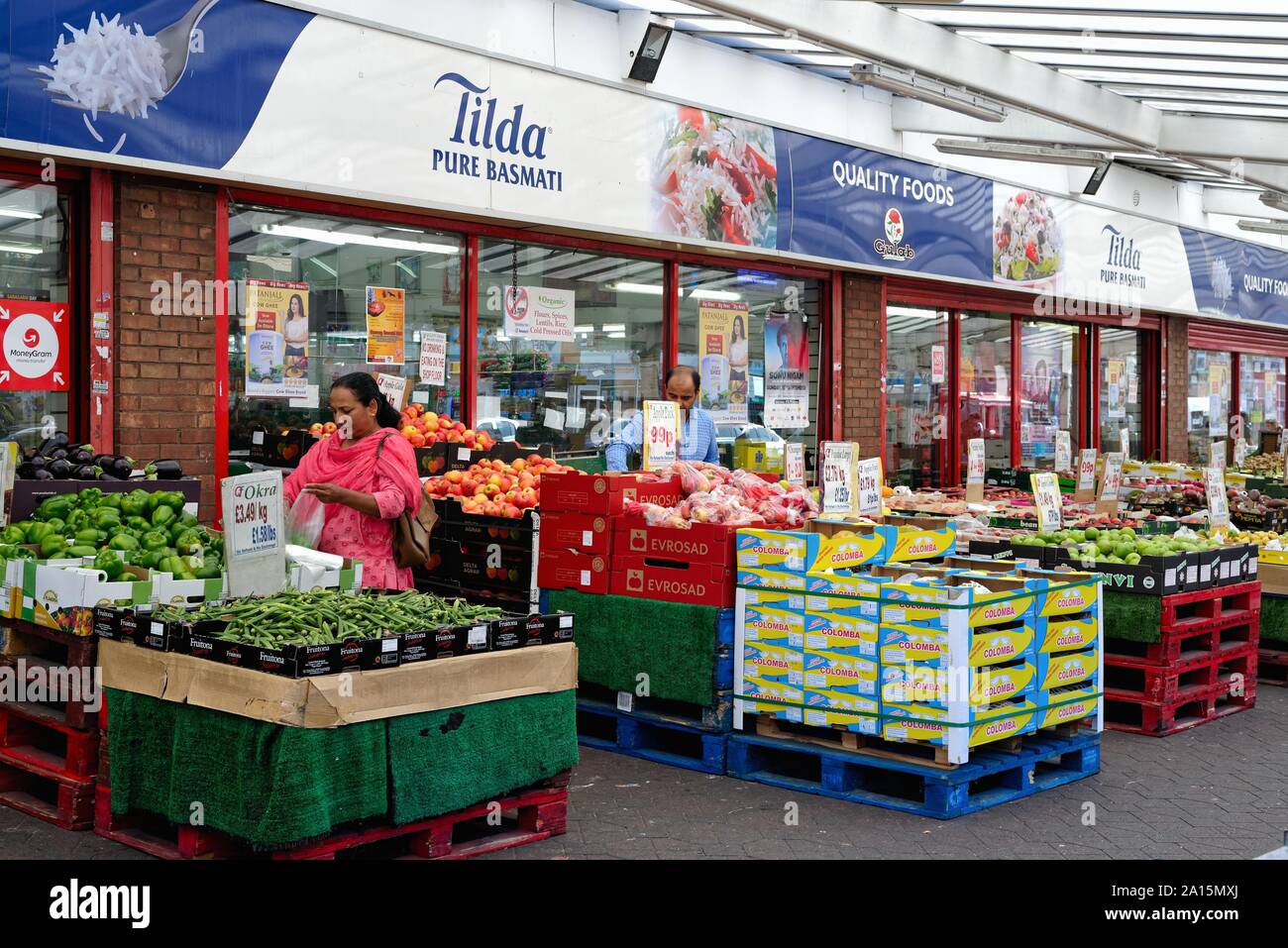 Una frutta e verdura aria aperta sul mercato South Street, Southall West London Inghilterra England Regno Unito Foto Stock