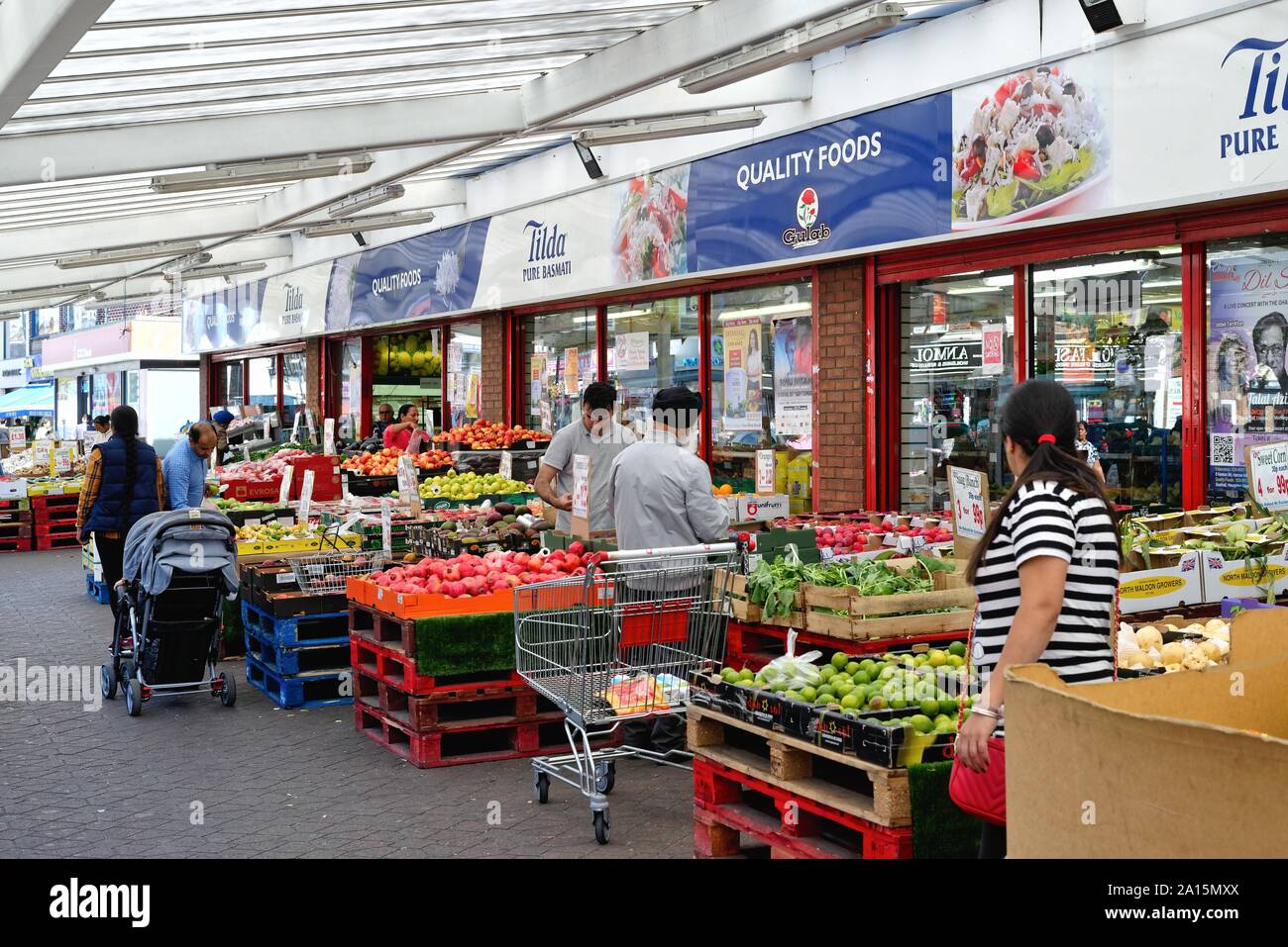 Una frutta e verdura aria aperta sul mercato South Street, Southall West London Inghilterra England Regno Unito Foto Stock