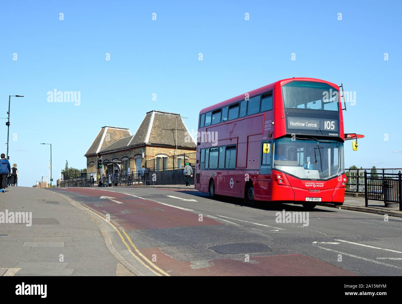 Un autobus rosso a due piani di Londra fuori dalla vecchia stazione ferroviaria di Southall, South Street, Southall West London Inghilterra UK Foto Stock