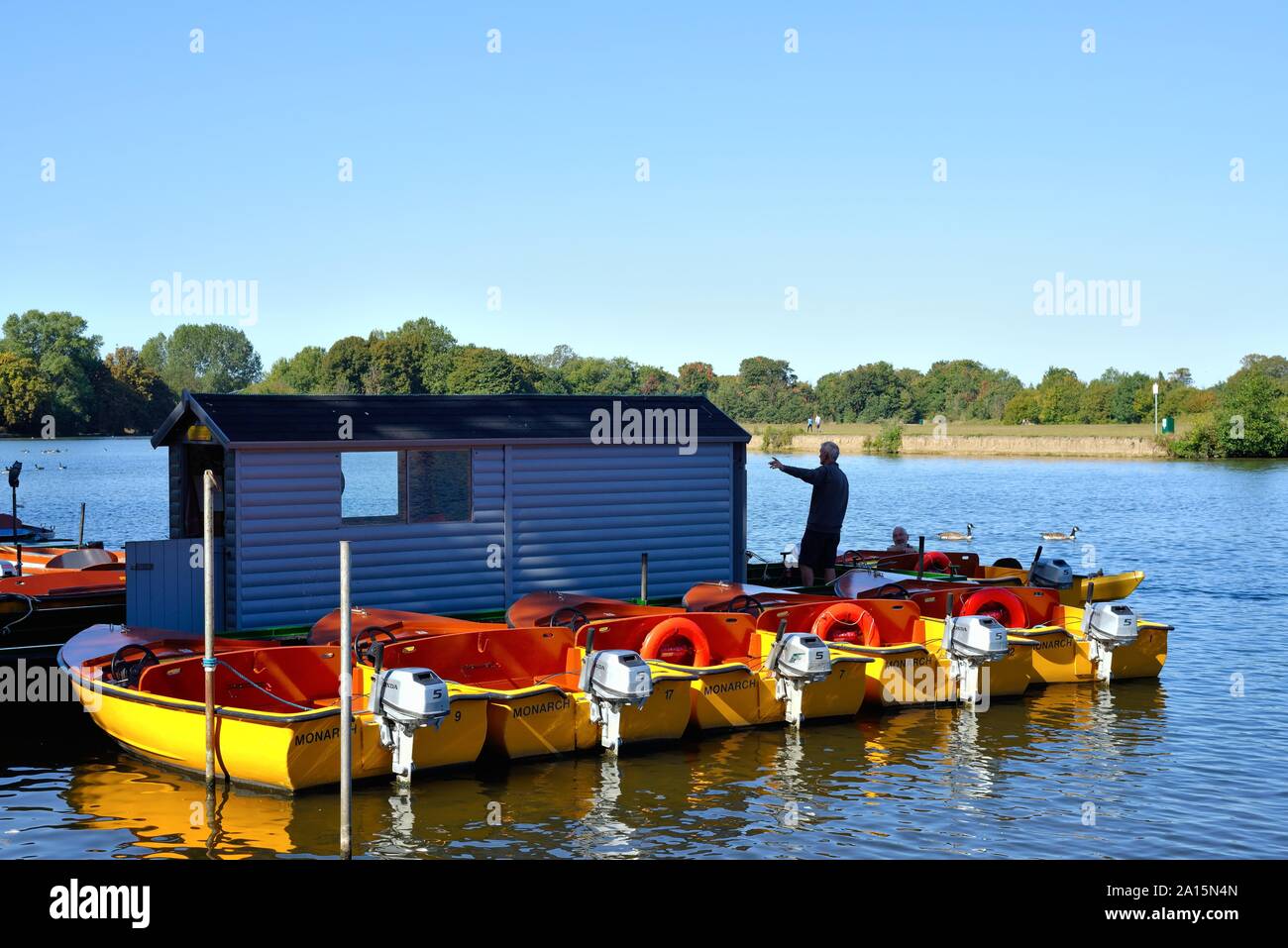 Per noleggio imbarcazioni da diporto ormeggiato sul fiume Tamigi a Windsor Berkshire England Regno Unito Foto Stock
