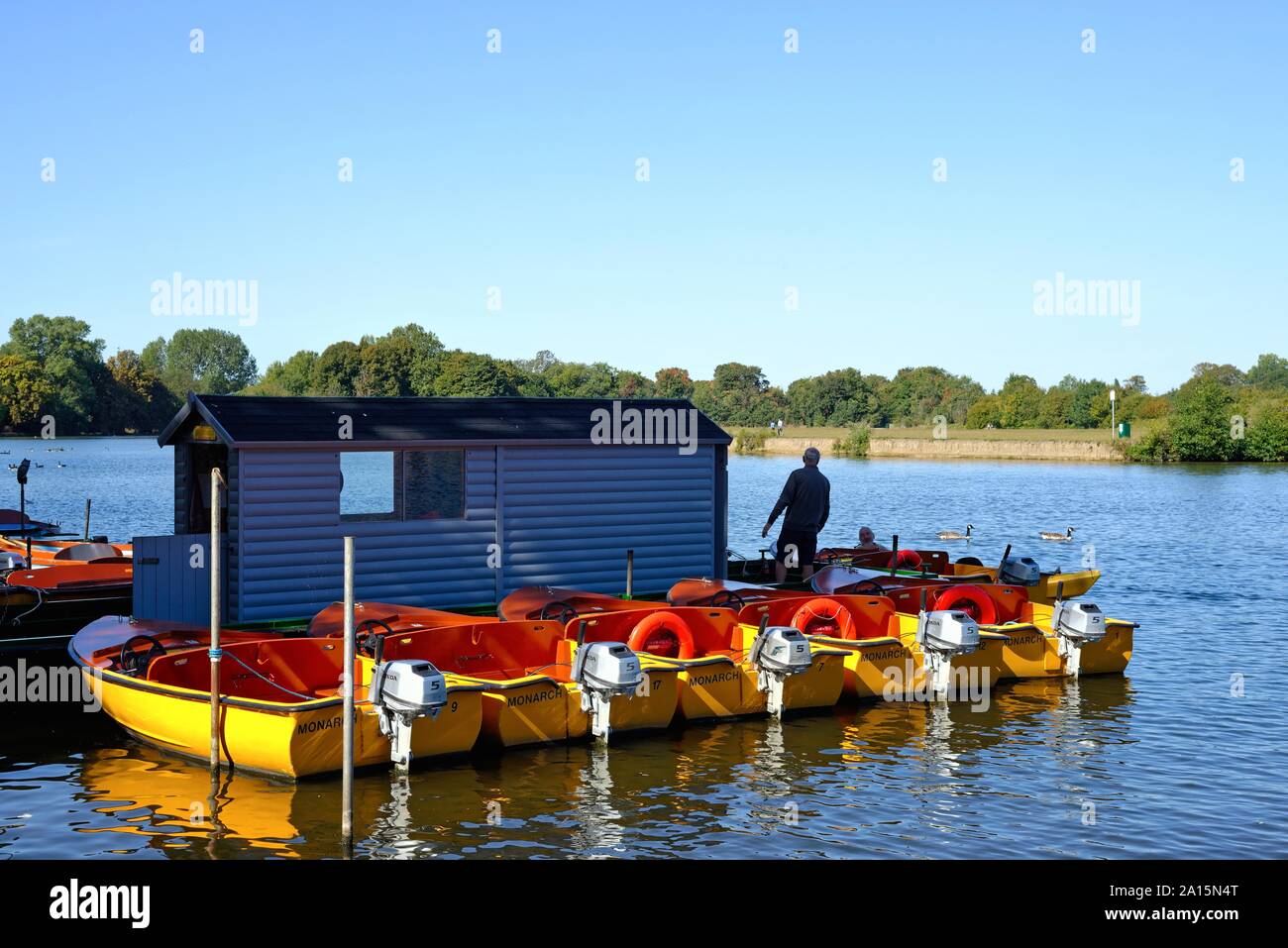 Per noleggio imbarcazioni da diporto ormeggiato sul fiume Tamigi a Windsor Berkshire England Regno Unito Foto Stock