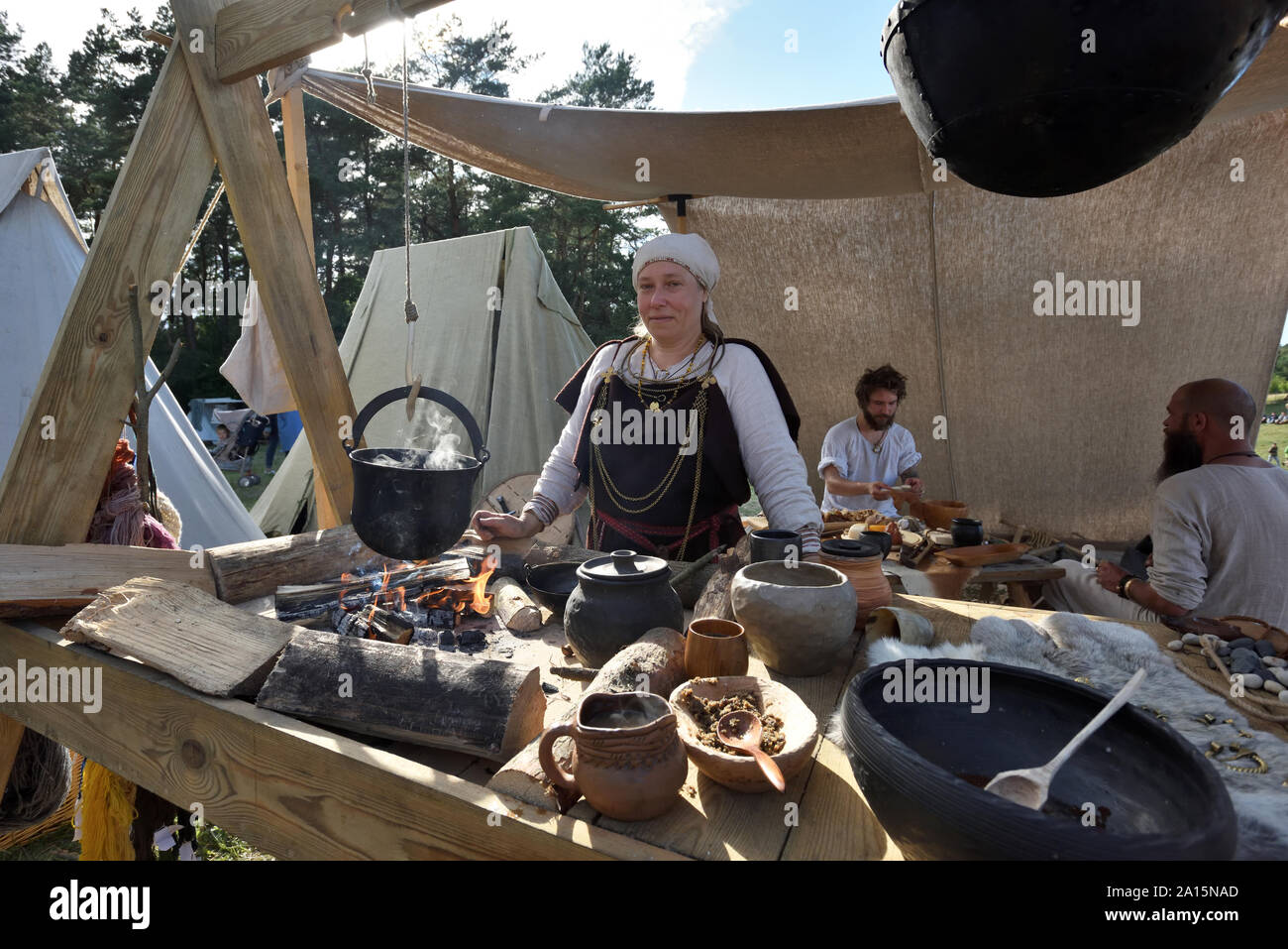 Kernave, Lituania - 6 Luglio: persone non identificate al Festival Internazionale di Archeologia Sperimentale il 6 luglio 2019. La sua una più popolari folklore ev Foto Stock