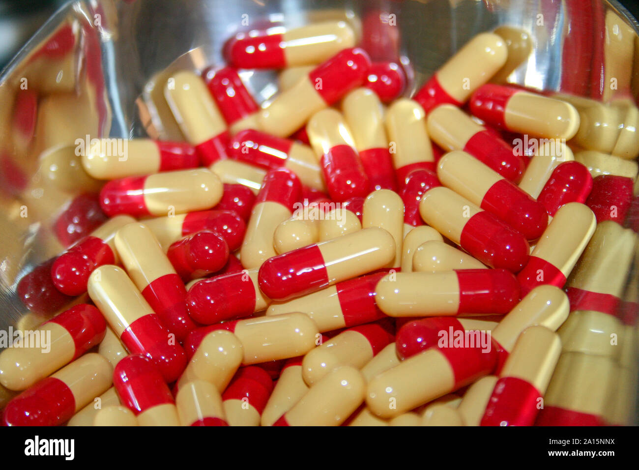 Medicina e salute. L'abuso di stupefacenti e delle tossicodipendenze, il dolore cronico, confusione di farmaci e materiale medico. Cascata di molti il bianco e il rosso pillole e capsule Foto Stock