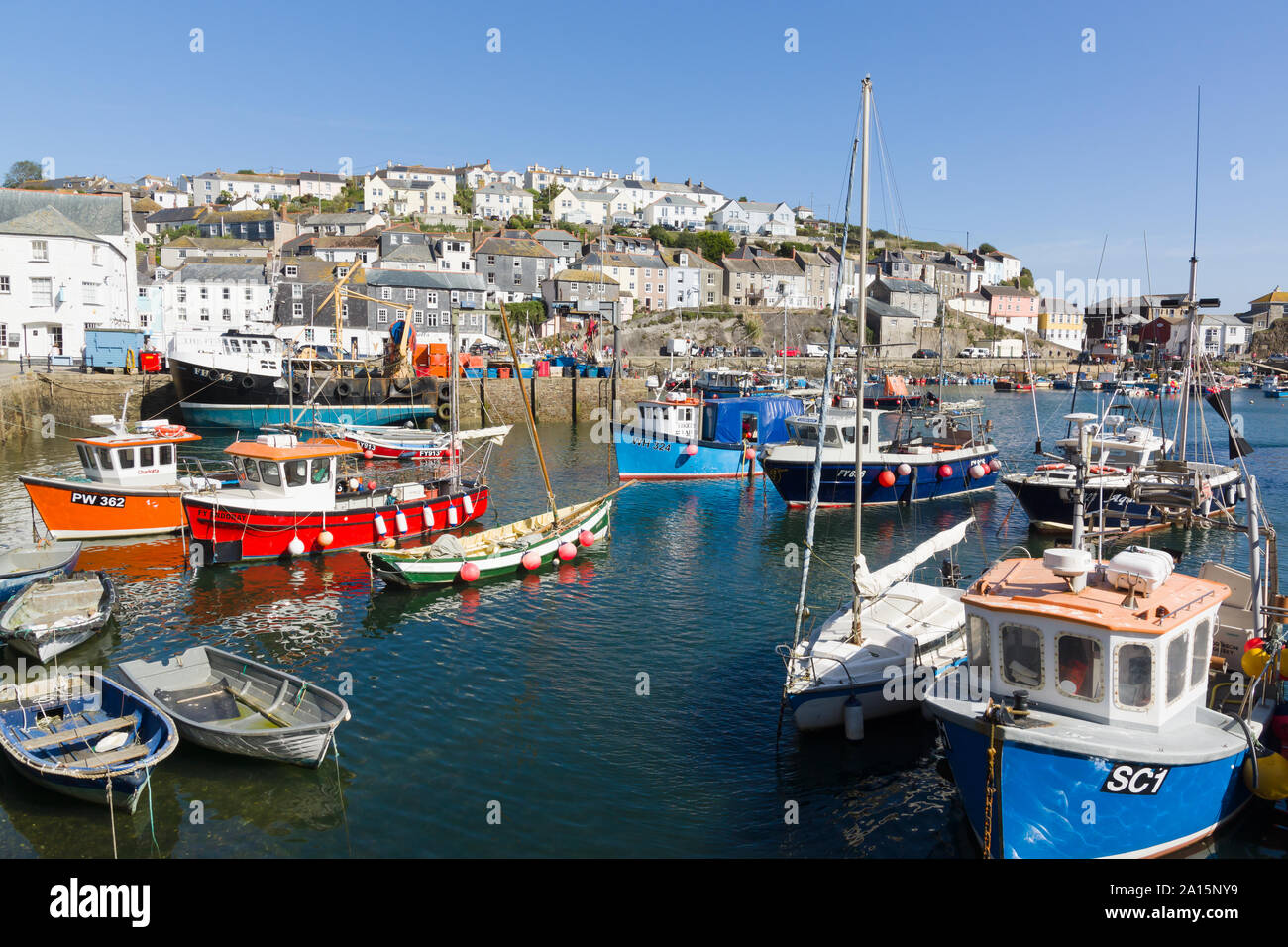 Mevagissey harbour con barche ad ancorare il villaggio è entro il Cornish Area di straordinaria bellezza naturale Foto Stock