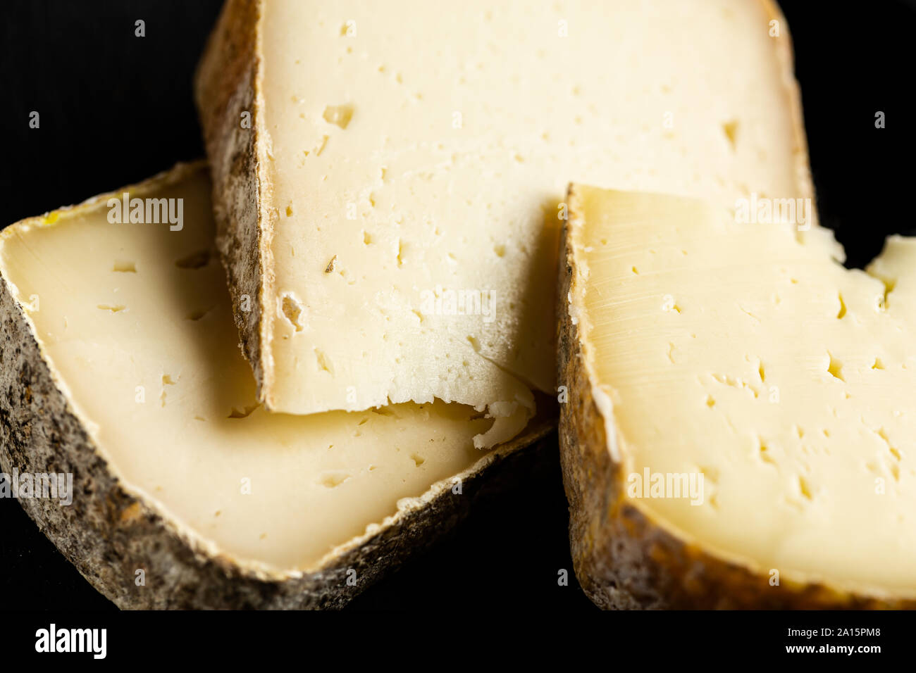 Varietà di formaggio duro su sfondo nero Foto Stock