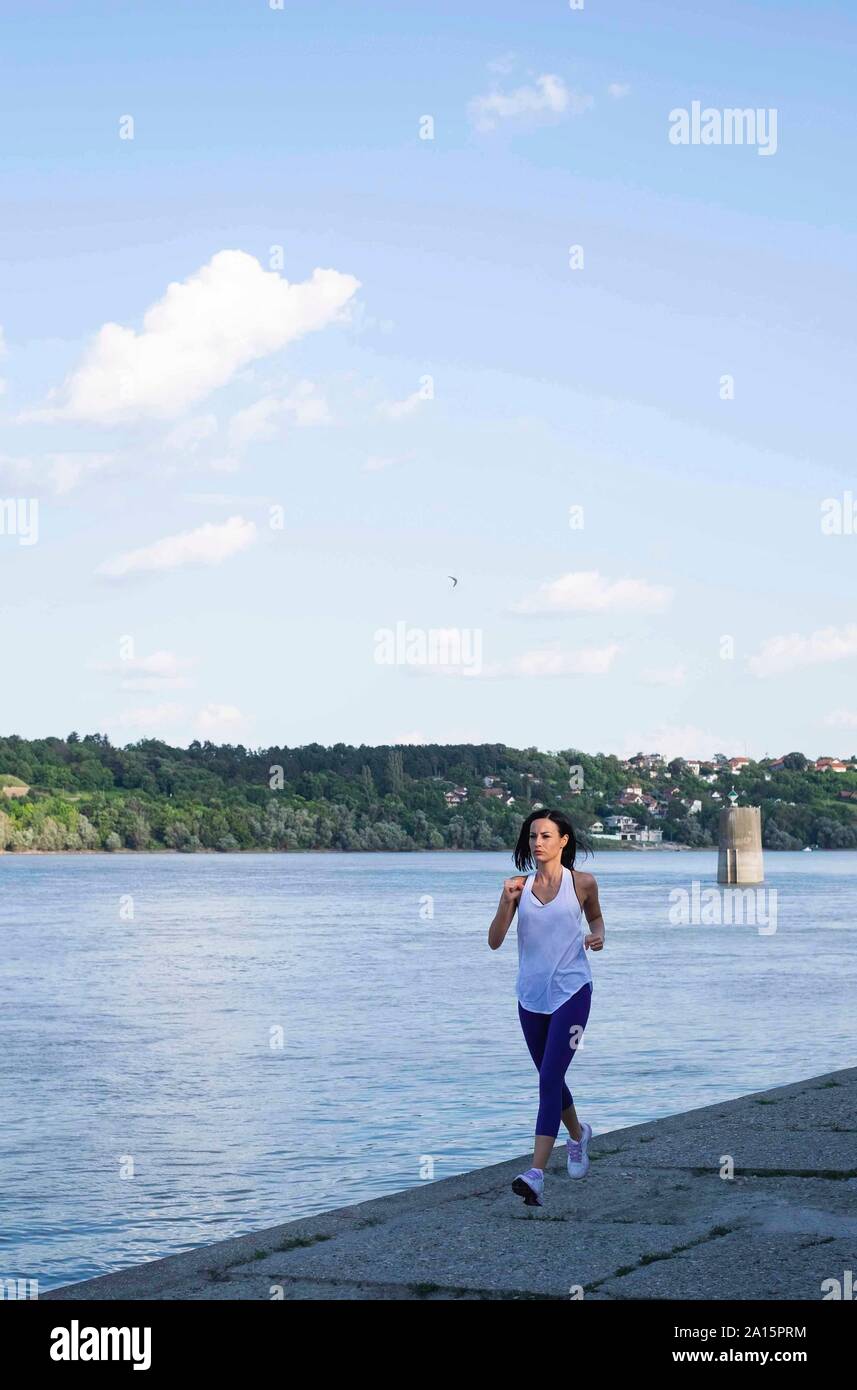 Donna jogging sulla riva del fiume, il fiume Danubio, Novi Sad Serbia Foto Stock